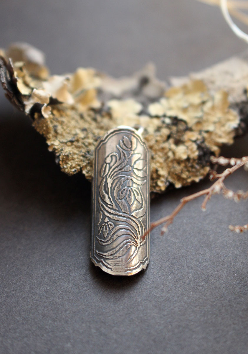 Écrin de fleur perce-neige, pendentif tubulaire botanique et diffuseur de parfum en argent