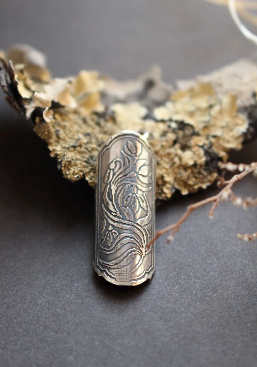 Écrin de fleur perce-neige, pendentif tubulaire botanique et diffuseur de parfum en argent