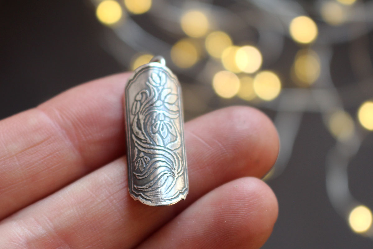 Écrin de fleur perce-neige, pendentif tubulaire botanique et diffuseur de parfum en argent