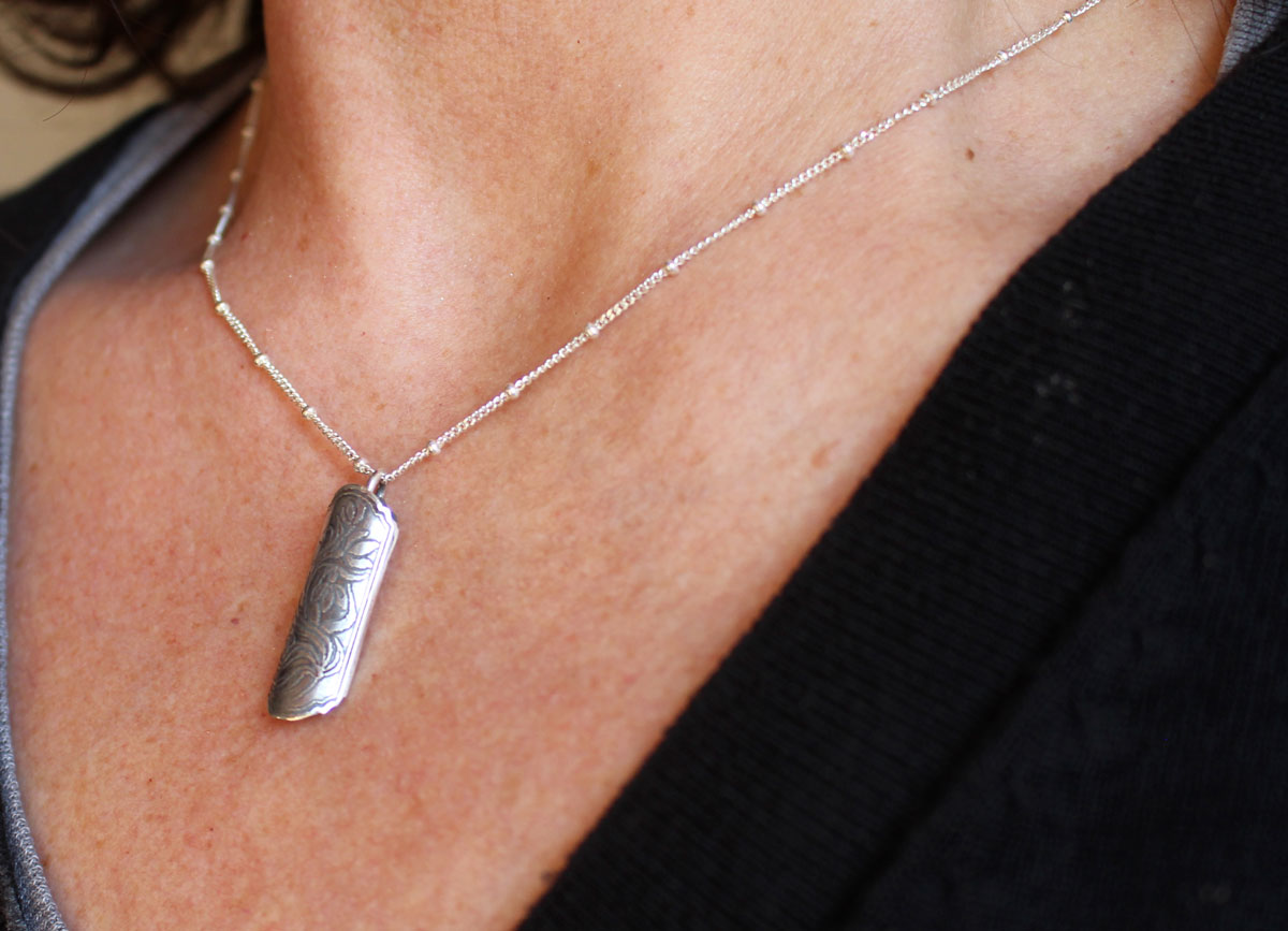 Écrin de fleur perce-neige, pendentif tubulaire botanique et diffuseur de parfum en argent