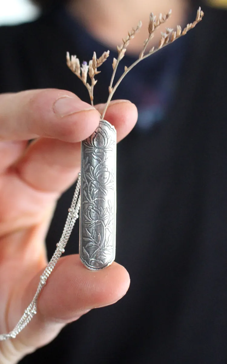 Écrin de fleur perce-neige, pendentif tubulaire botanique et diffuseur de parfum en argent