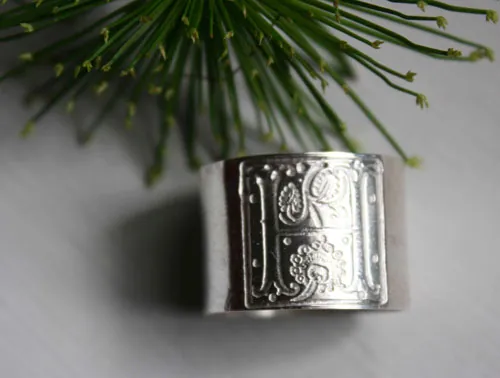 Enluminure médiévale, bague enluminure du Moyen Âge en argent