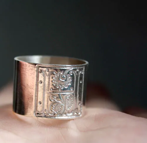 Enluminure médiévale, bague enluminure du Moyen Âge en argent