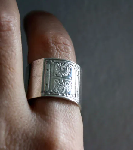 Enluminure médiévale, bague enluminure du Moyen Âge en argent
