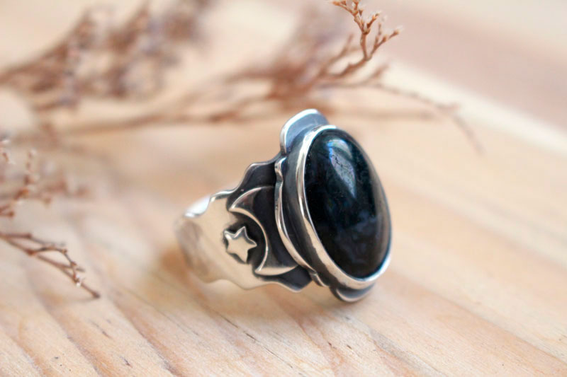 Entre les étoiles et la lune, bague astronomique en argent et agate mousse