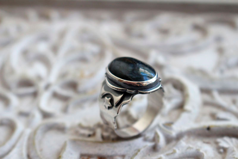 Entre les étoiles et la lune, bague astronomique en argent et agate mousse
