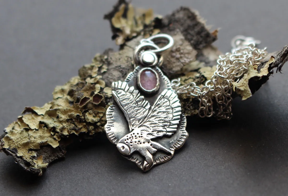 Envol, collier hibou en argent et saphir rose
