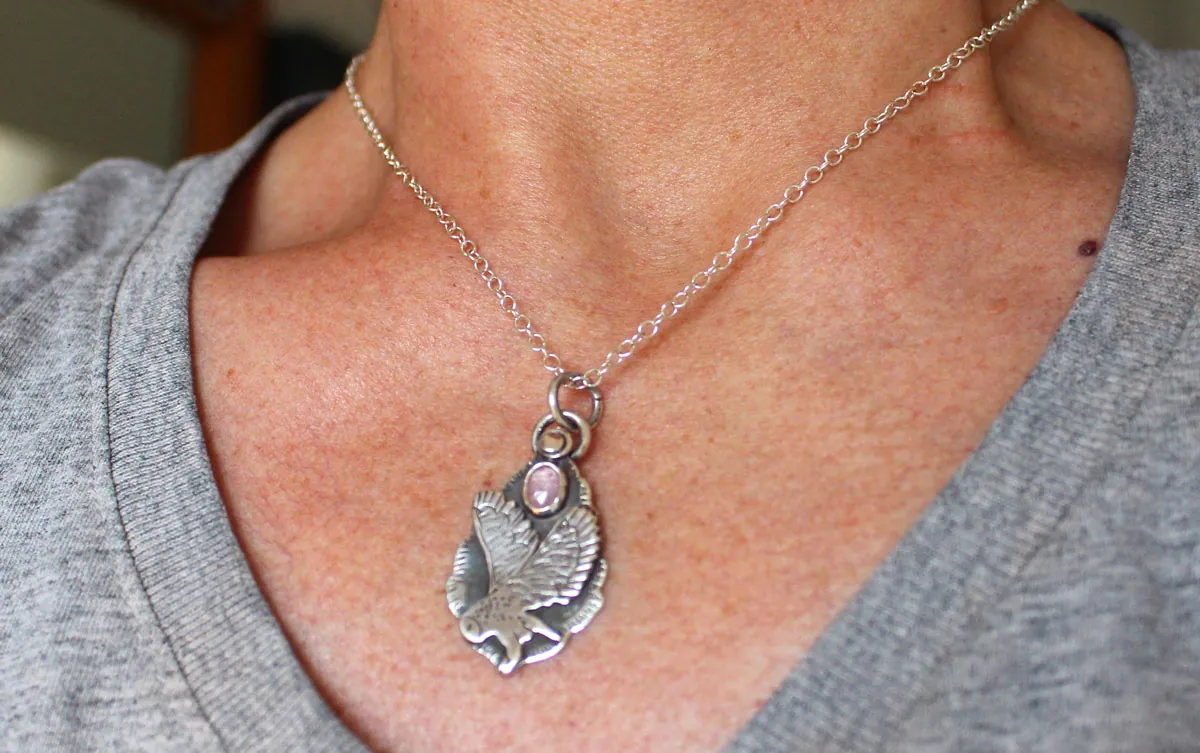 Envol, collier hibou en argent et saphir rose