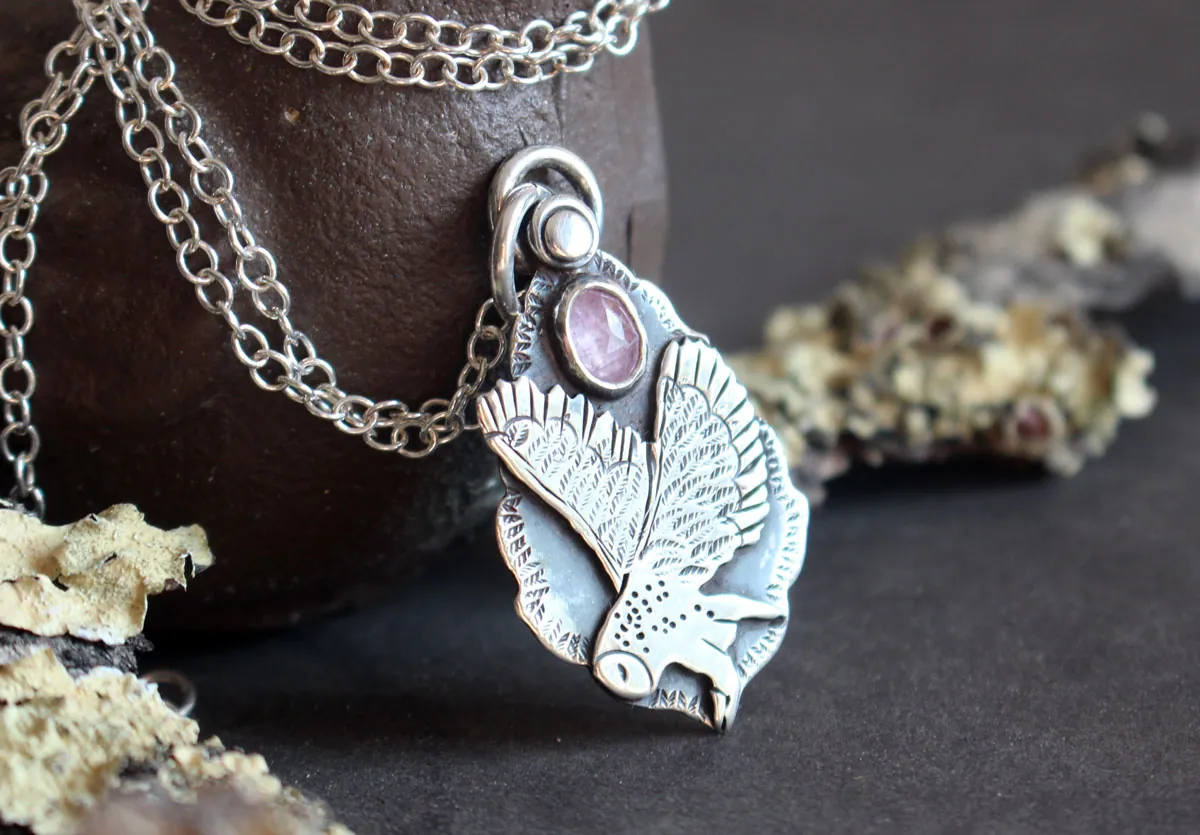 Envol, collier hibou en argent et saphir rose