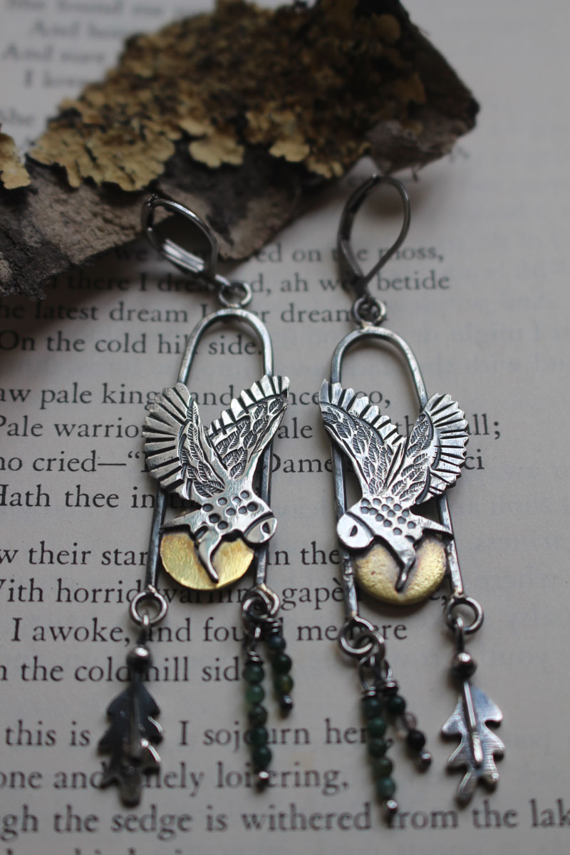 Envol au crépuscule, boucles d’oreilles hibou celte en argent, laiton et agate mousse