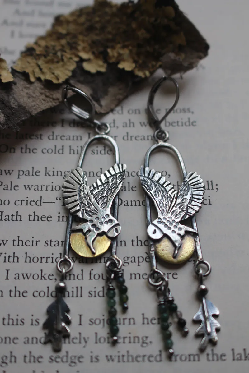 Envol au crépuscule, boucles d’oreilles hibou celte en argent, laiton et agate mousse