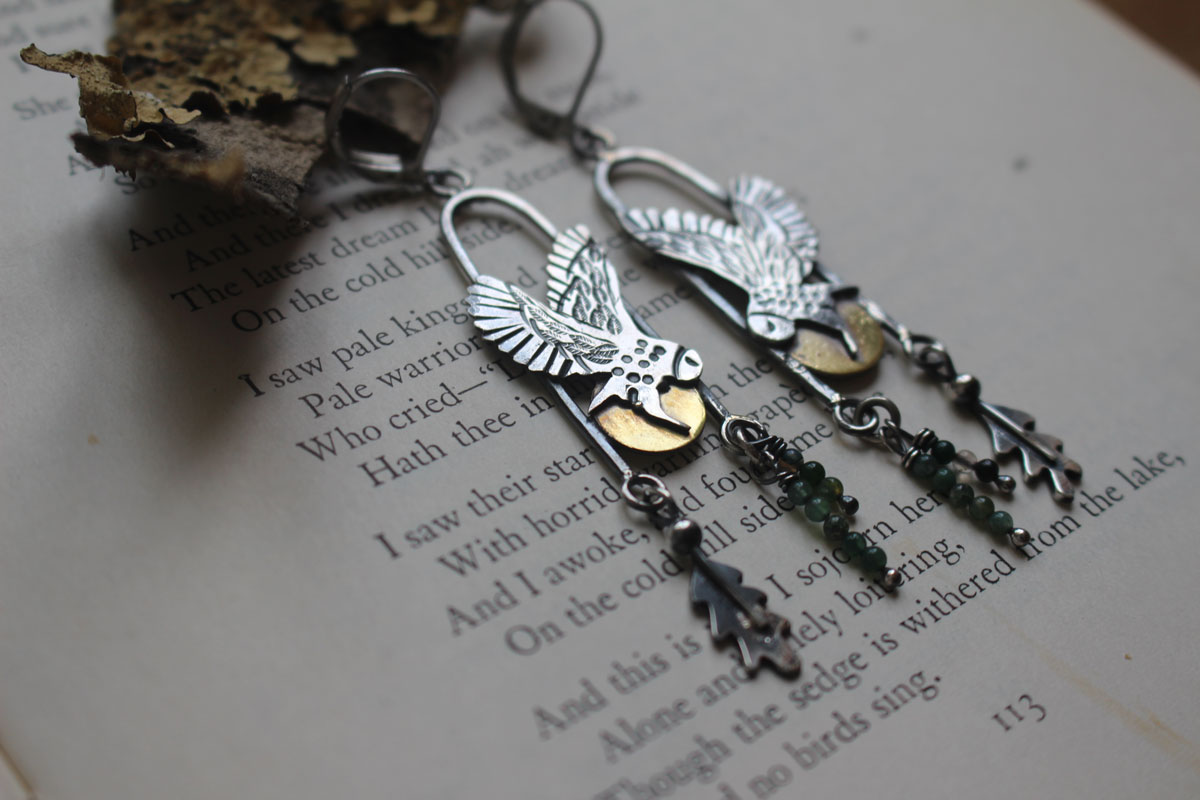 Envol au crépuscule, boucles d’oreilles hibou celte en argent, laiton et agate mousse
