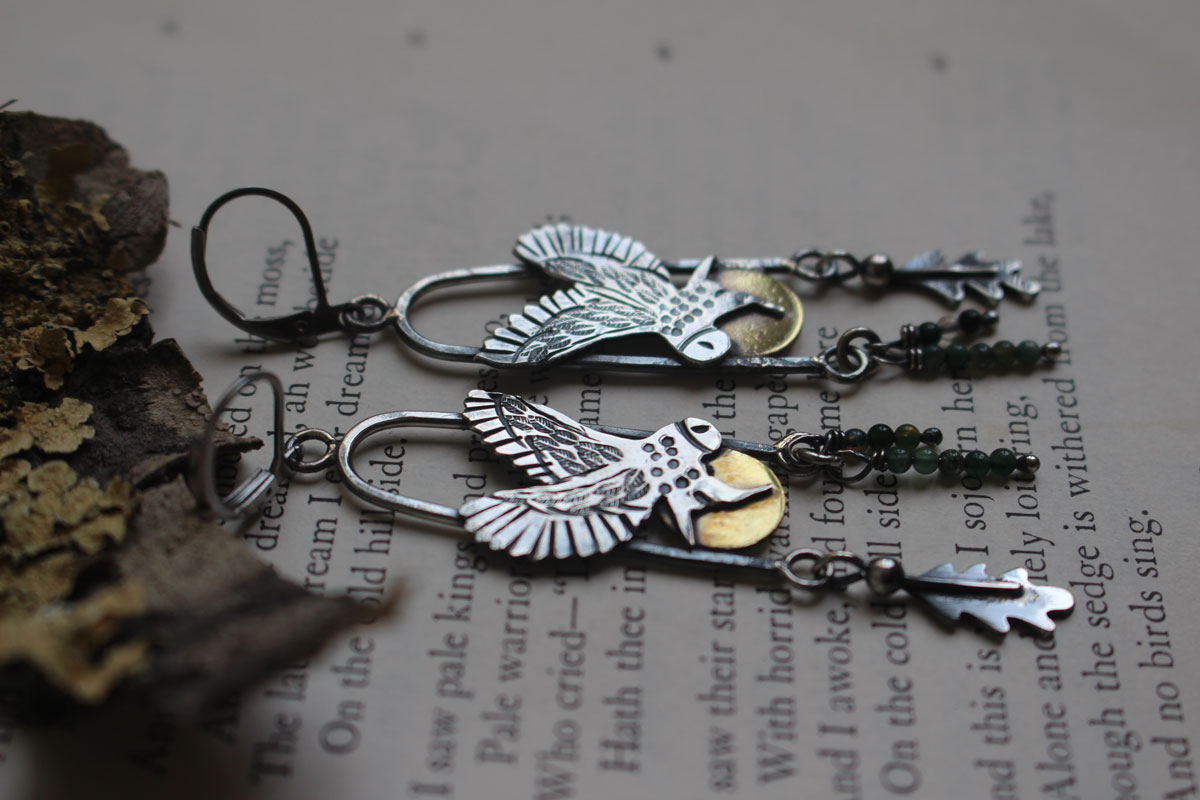Envol au crépuscule, boucles d’oreilles hibou celte en argent, laiton et agate mousse