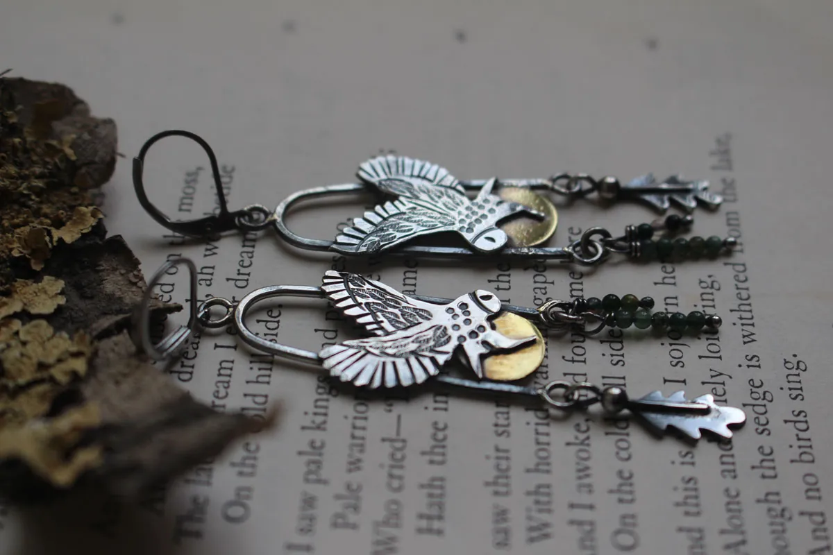 Envol au crépuscule, boucles d’oreilles hibou celte en argent, laiton et agate mousse