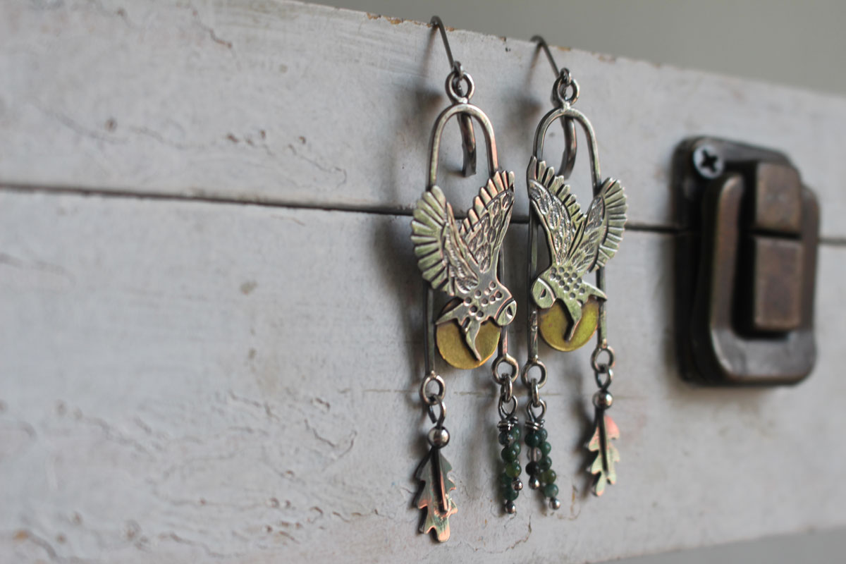Envol au crépuscule, boucles d’oreilles hibou celte en argent, laiton et agate mousse