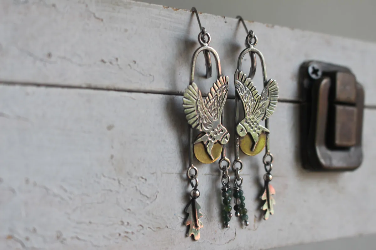 Envol au crépuscule, boucles d’oreilles hibou celte en argent, laiton et agate mousse