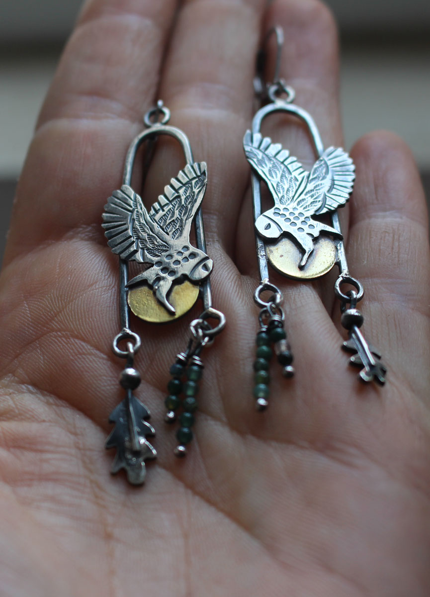 Envol au crépuscule, boucles d’oreilles hibou celte en argent, laiton et agate mousse