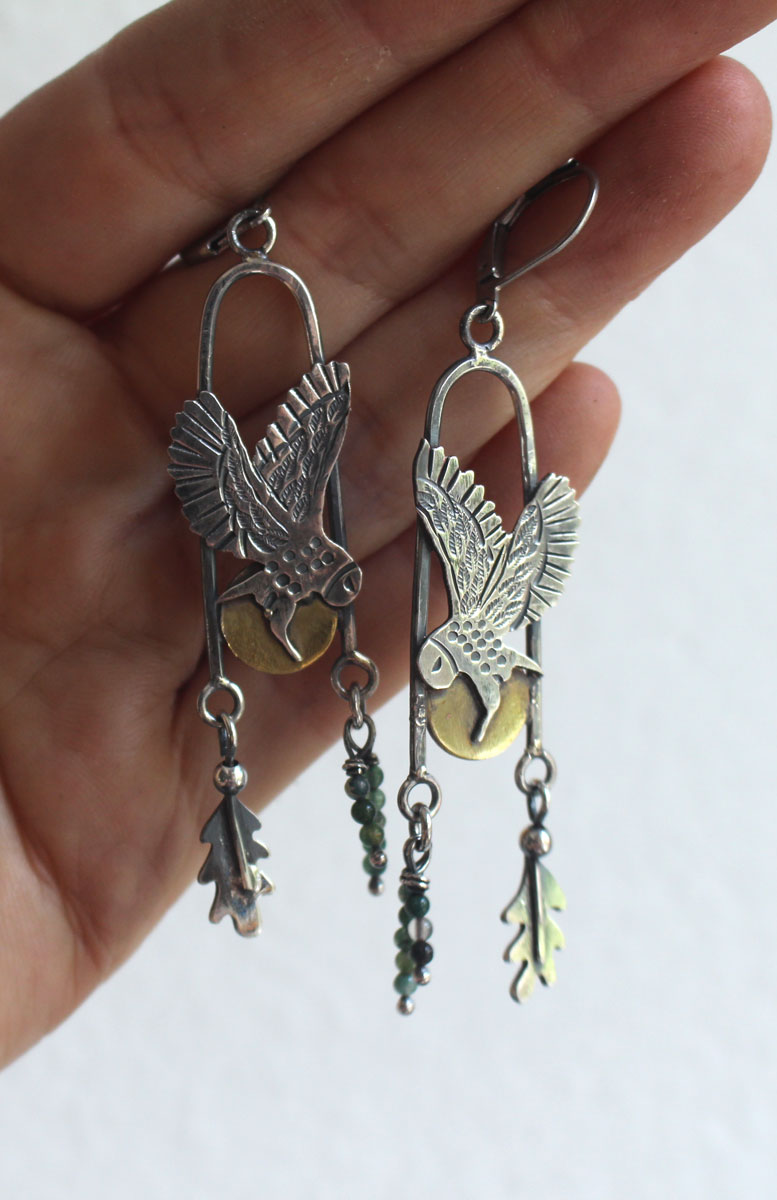 Envol au crépuscule, boucles d’oreilles hibou celte en argent, laiton et agate mousse