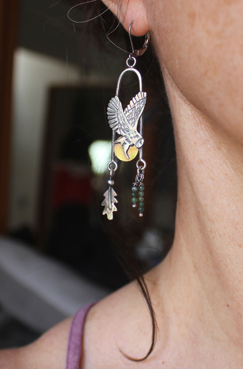 Envol au crépuscule, boucles d’oreilles hibou celte en argent, laiton et agate mousse
