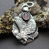Envol, collier hibou en argent et saphir rose