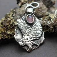 Envol, collier hibou en argent et saphir rose