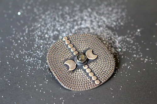 Equinoxe, broche lune et astronomie en argent et labradorite