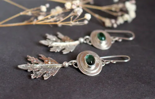 Esprit de la forêt, boucles d’oreilles Kodama japonais en argent et tourmaline verte
