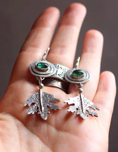 Esprit de la forêt, boucles d’oreilles Kodama japonais en argent et tourmaline verte