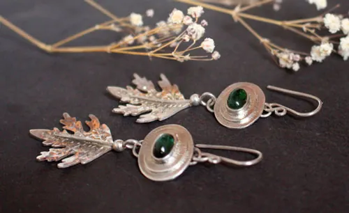 Esprit de la forêt, boucles d’oreilles Kodama japonais en argent et tourmaline verte