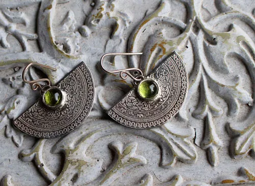 Eternel, boucles d’oreilles arabesque végétale en argent et péridot