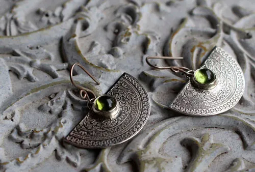 Eternel, boucles d’oreilles arabesque végétale en argent et péridot