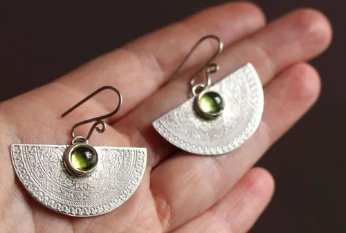Eternel, boucles d’oreilles arabesque végétale en argent et péridot