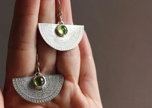 Eternel, boucles d’oreilles arabesque végétale en argent et péridot