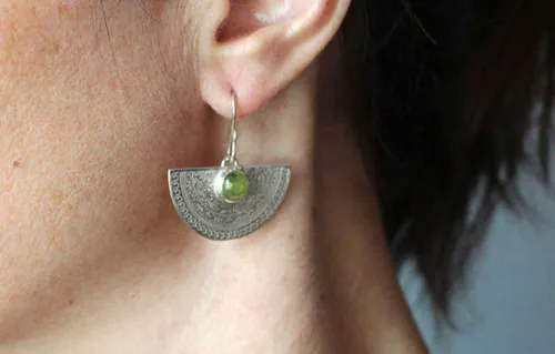 Eternel, boucles d’oreilles arabesque végétale en argent et péridot
