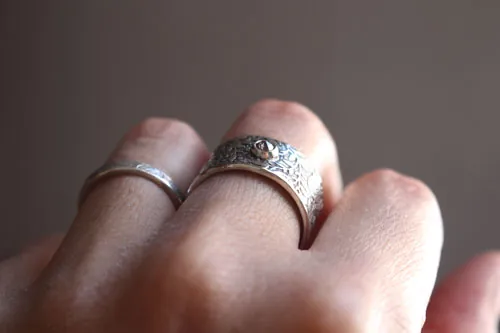 Eternité, bague grenade en argent et diamant