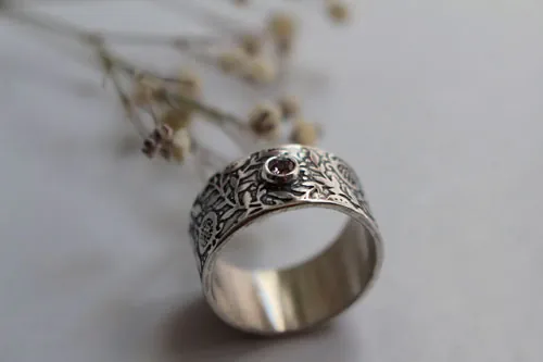 Eternité, bague grenade en argent et diamant
