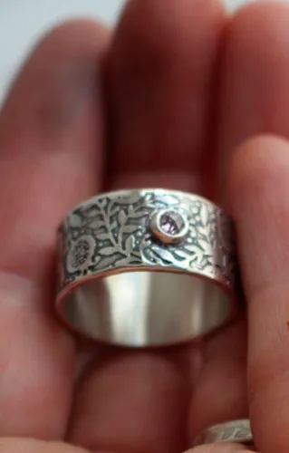 Eternité, bague grenade en argent et diamant