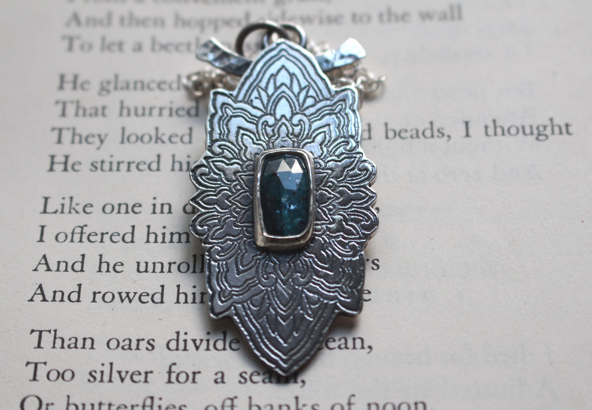 Etoile bleue, collier mandala étoile en argent et disthène