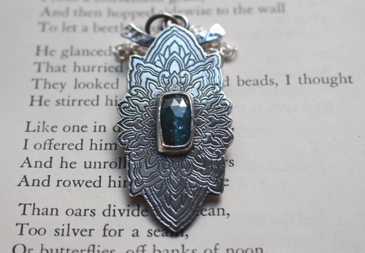 Etoile bleue, collier mandala étoile en argent et disthène