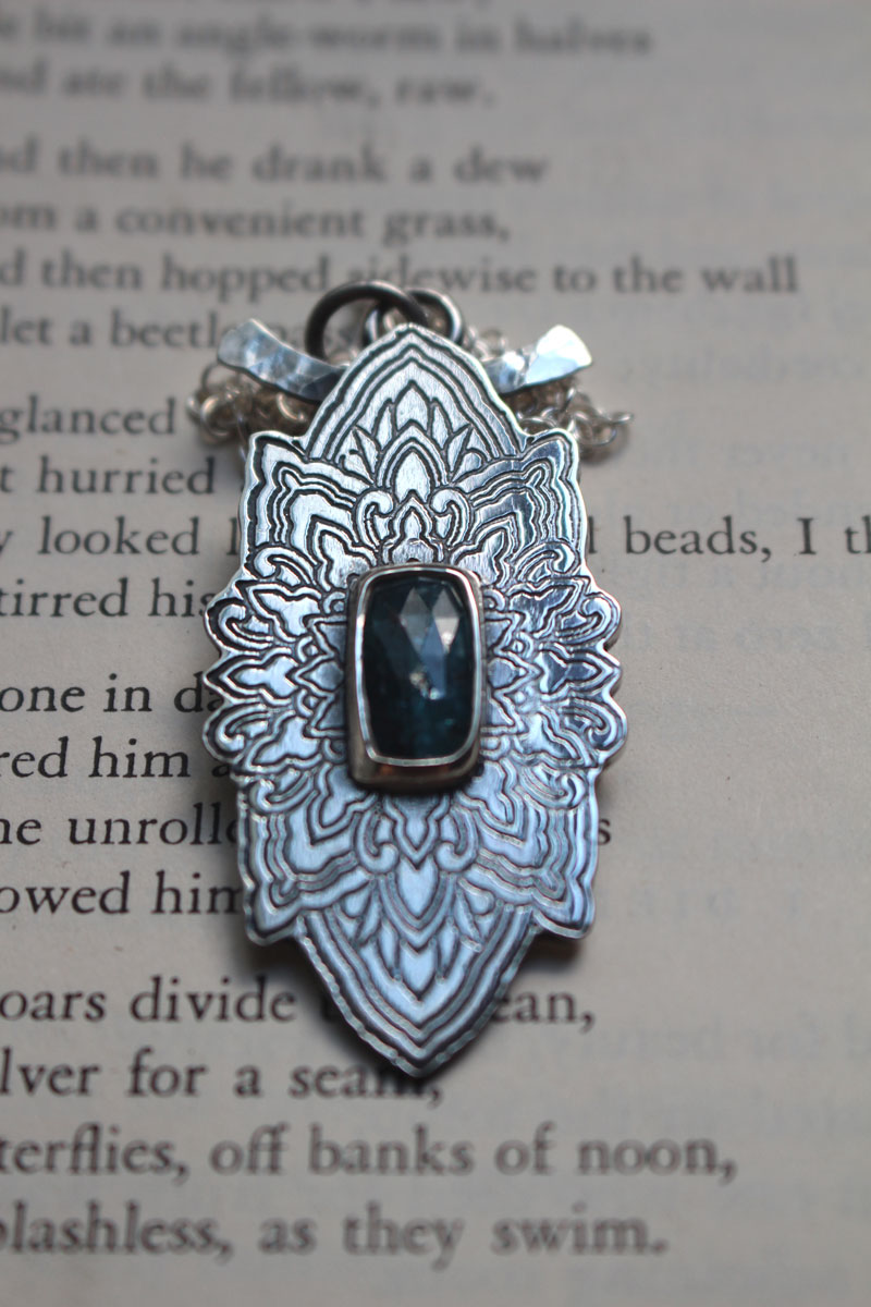 Etoile bleue, collier mandala étoile en argent et disthène