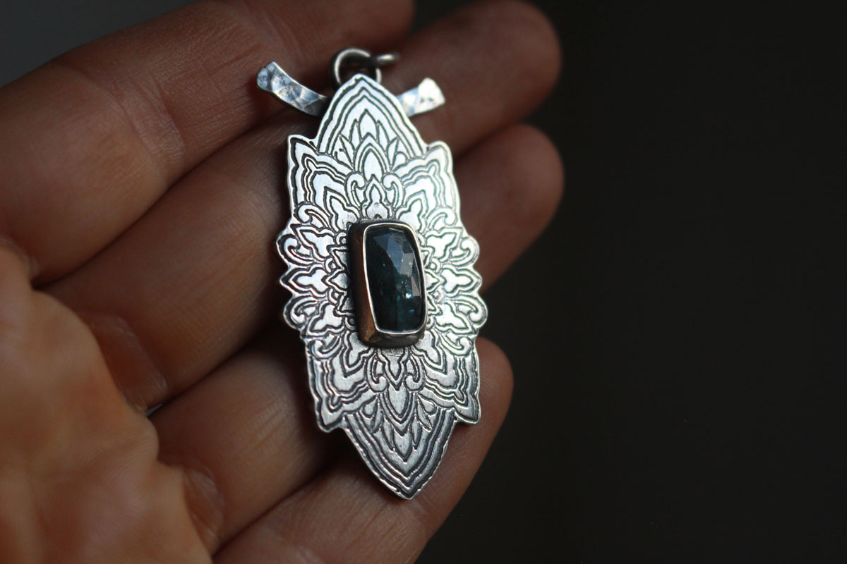 Etoile bleue, collier mandala étoile en argent et disthène