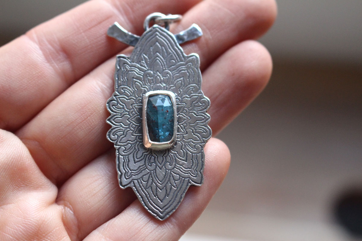 Etoile bleue, collier mandala étoile en argent et disthène