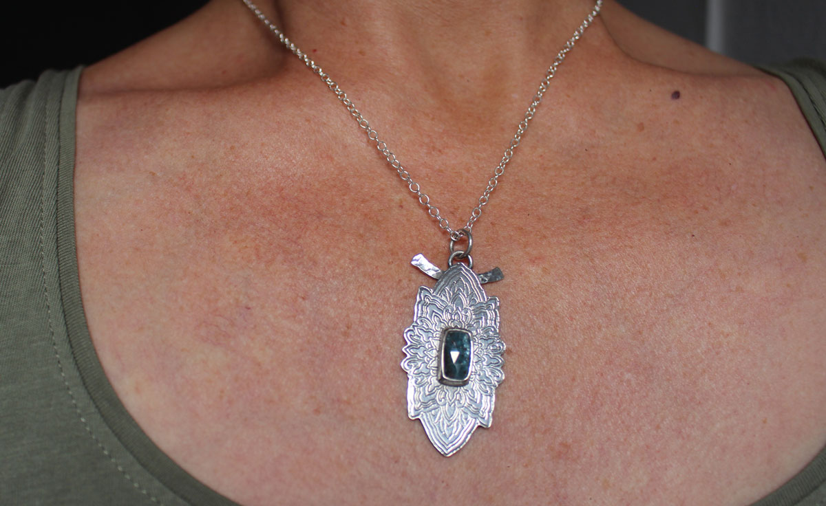 Etoile bleue, collier mandala étoile en argent et disthène