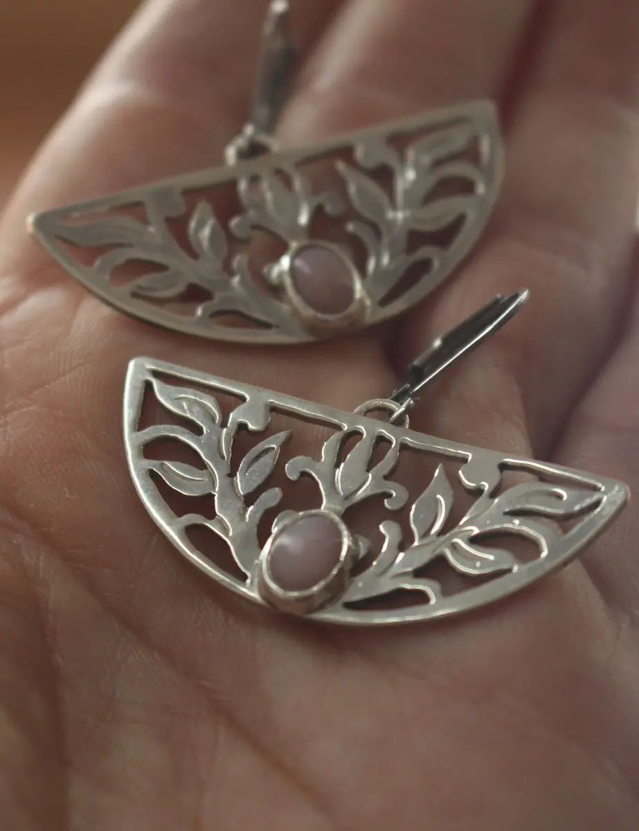 Éveil du lotus, boucles d’oreilles fleur aquatique en argent et opale