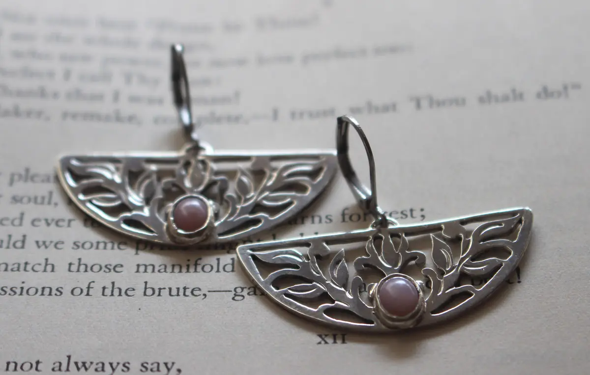 Éveil du lotus, boucles d’oreilles fleur aquatique en argent et opale