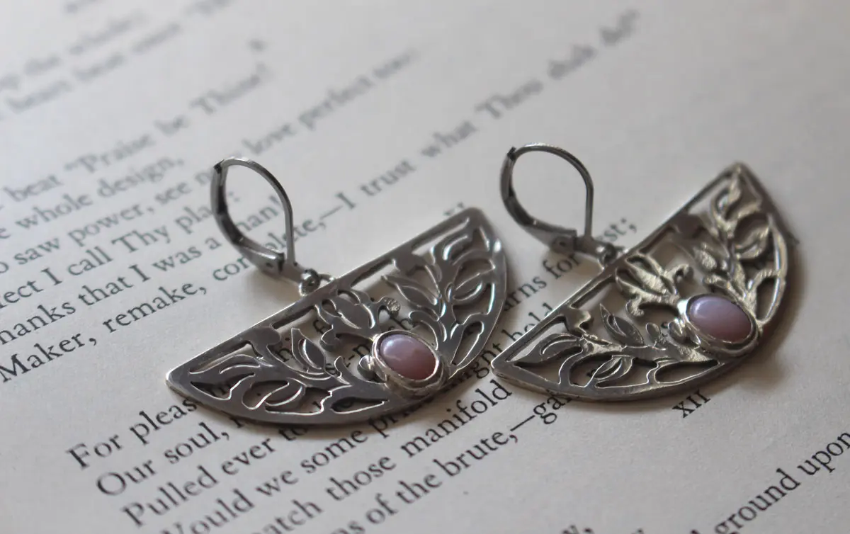 Éveil du lotus, boucles d’oreilles fleur aquatique en argent et opale
