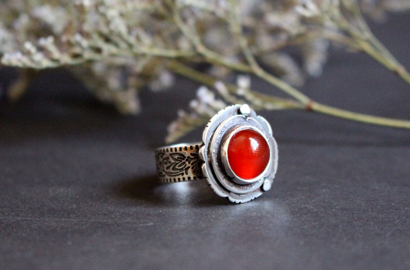 Eglantine d’automne, bague fleur et fruit en argent et cornaline