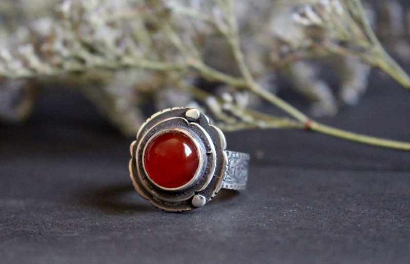 Eglantine d’automne, bague fleur et fruit en argent et cornaline