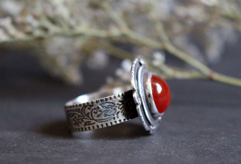 Eglantine d’automne, bague fleur et fruit en argent et cornaline