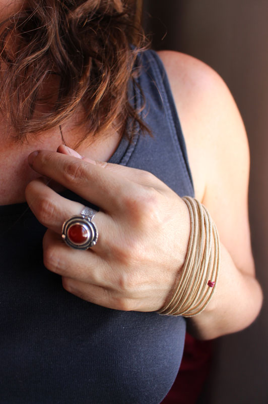 Eglantine d’automne, bague fleur et fruit en argent et cornaline